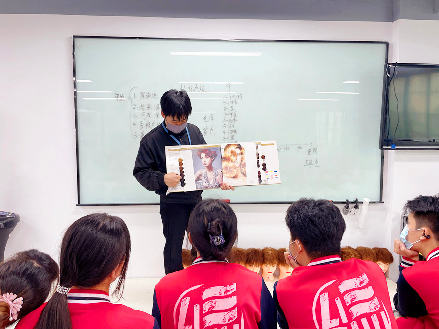 認(rèn)識染發(fā)系統(tǒng)和色板，南寧學(xué)染發(fā)基礎(chǔ)