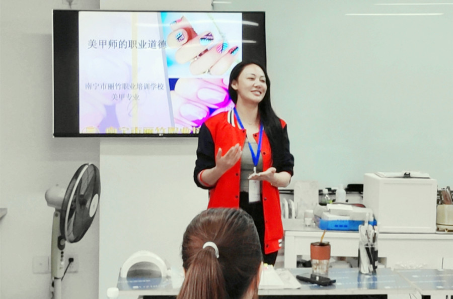 你好！歡迎來到南寧美甲培訓(xùn)學(xué)校