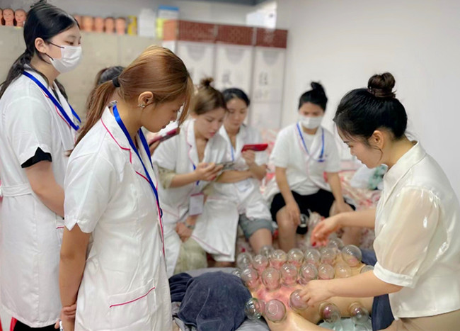 拔罐的操作流程，南寧美容美體課堂手法示范