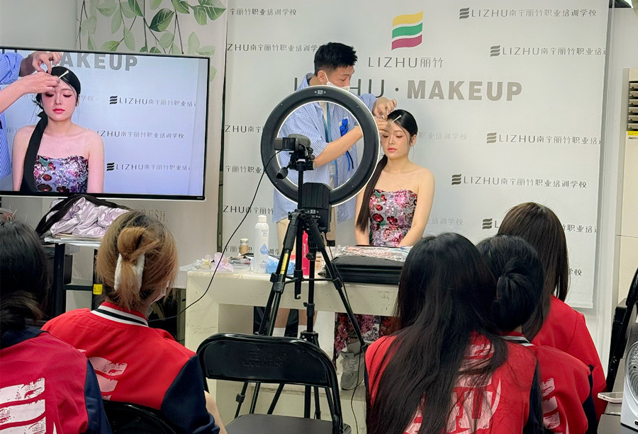 新中式禮服新娘造型特點，廣西新娘妝跟妝課程