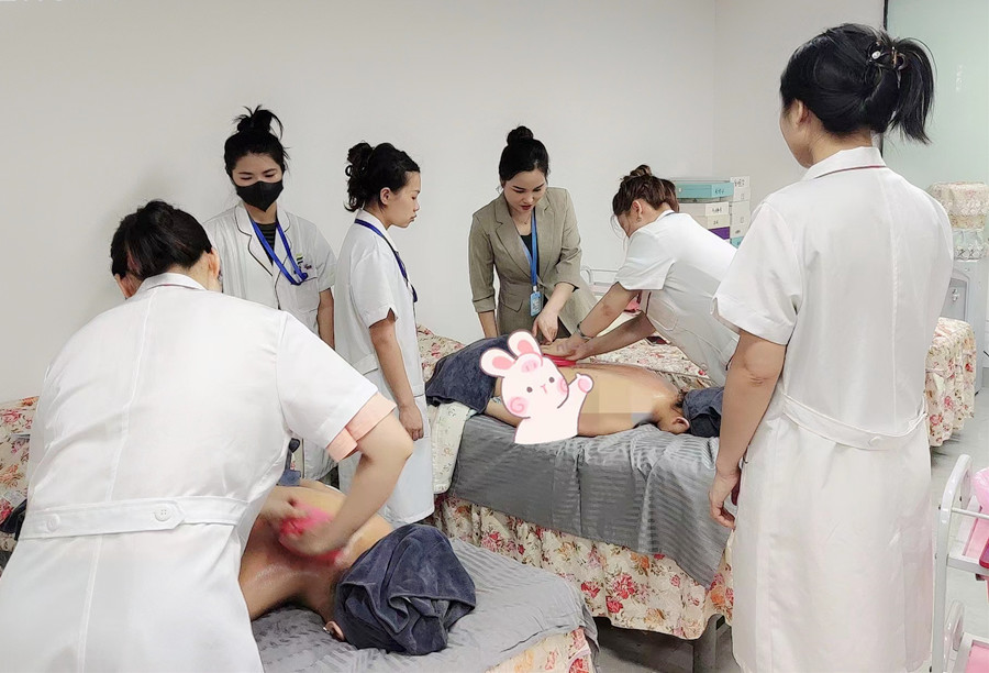 揉腹的好處，南寧美容美體健康學(xué)校講解