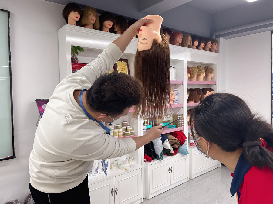 長(zhǎng)碎發(fā)怎么剪？南寧剪發(fā)理發(fā)培訓(xùn)學(xué)校課件