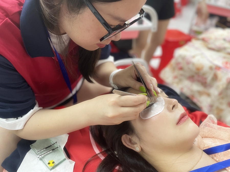 美睫后眼睛癢？廣西美甲美睫學校幫你解決