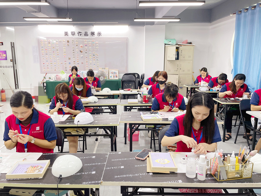 跳色美甲的特點(diǎn)，南寧美甲培訓(xùn)品牌詳解