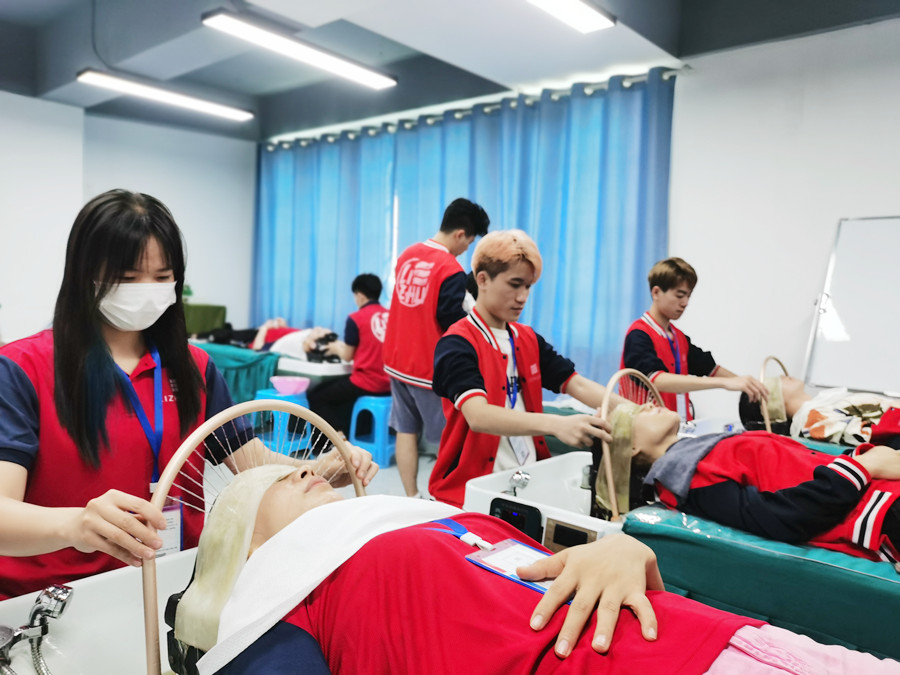 姜療洗頭的好處，南寧頭療洗護(hù)養(yǎng)發(fā)學(xué)校告訴你