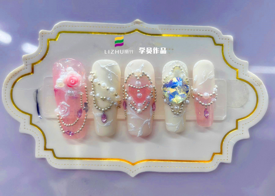 廣西美甲實訓(xùn)課堂：堆鉆美甲