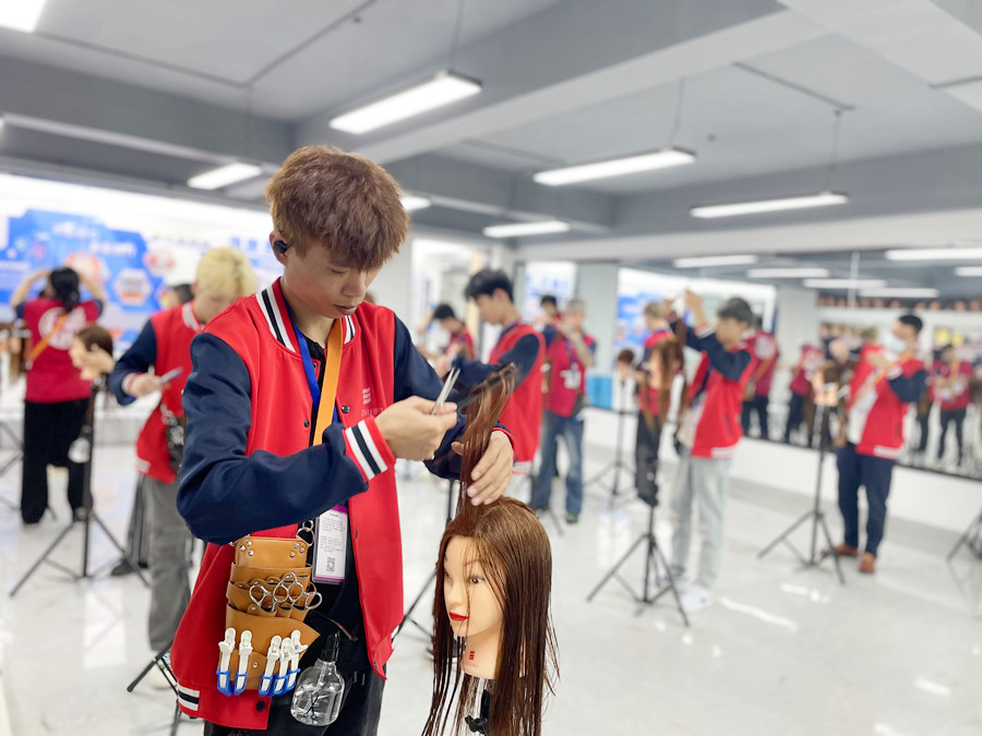 影響剪發(fā)的因素，廣西剪發(fā)結(jié)技術(shù)學(xué)校課程講解