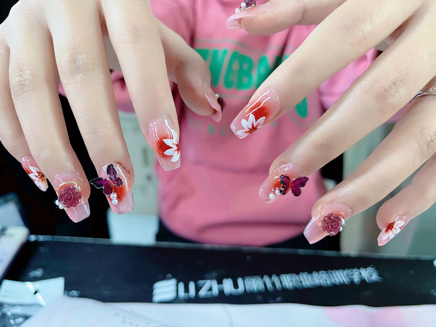 廣西美甲美睫：如何選擇適合自己的指甲形狀？