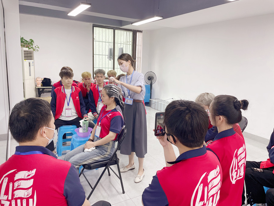 中式洗頭流程，南寧學(xué)洗頭的學(xué)校實(shí)訓(xùn)課堂