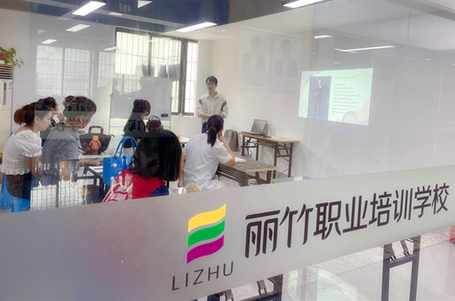 麗竹學(xué)?！睹佳鄞酱髱煱唷烽_課啦