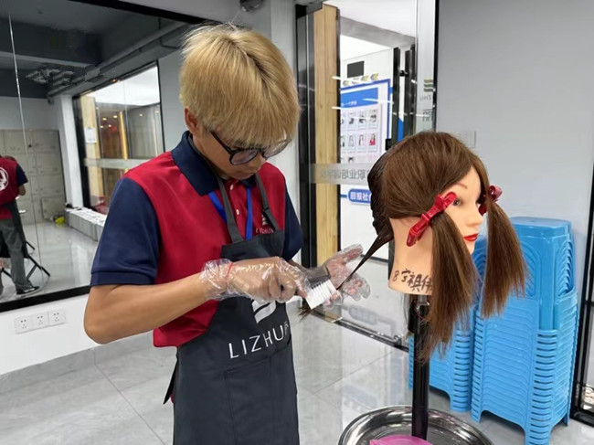 如何進行染發(fā)？南寧燙染實訓(xùn)課堂