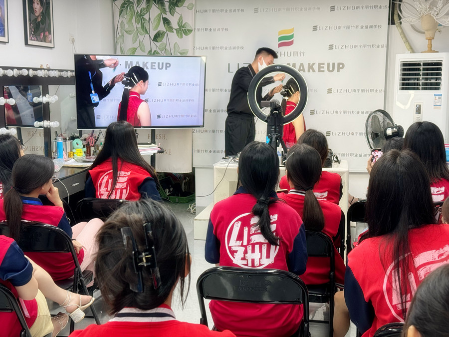 剪紙國(guó)風(fēng)造型課堂，廣西專業(yè)彩妝學(xué)校