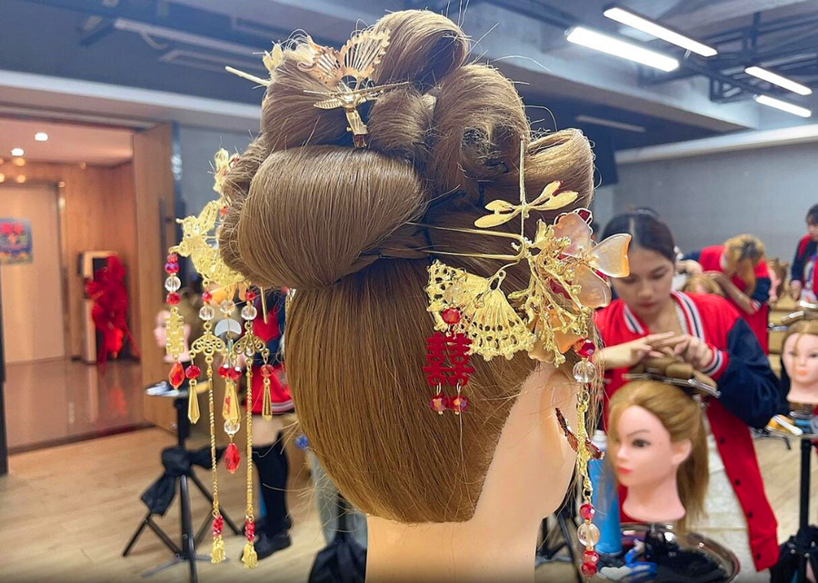 秀禾發(fā)型特點(diǎn)解析，南寧學(xué)化妝造型