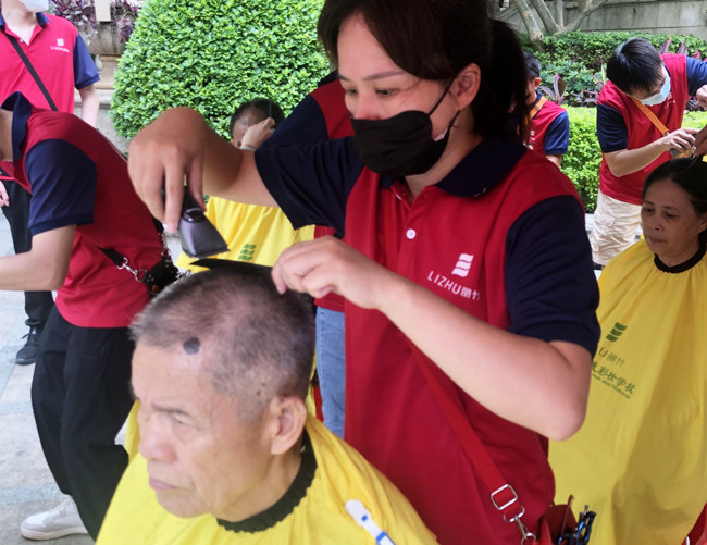 廣西美發(fā)教學內容：社區(qū)開展免費理發(fā)活動