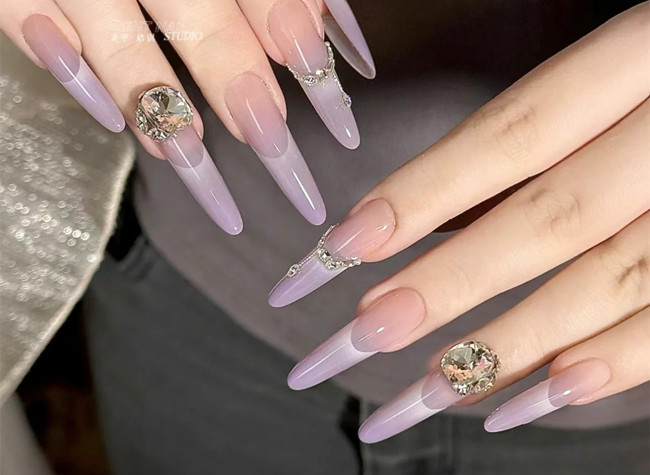 紫色顯白美甲，南寧美甲造型培訓(xùn)學(xué)校分享