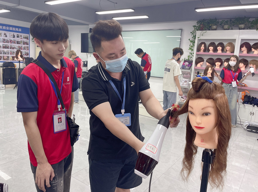 怎么樣才能做好吹風(fēng)造型？南寧美發(fā)吹風(fēng)培訓(xùn)