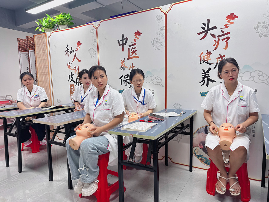 假頭模面部美容教學(xué)，南寧美容培訓(xùn)被認(rèn)可