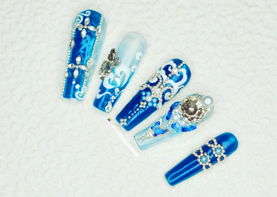 克萊因藍(lán)貼鉆美甲，南寧美甲造型專業(yè)學(xué)校實(shí)訓(xùn)作品