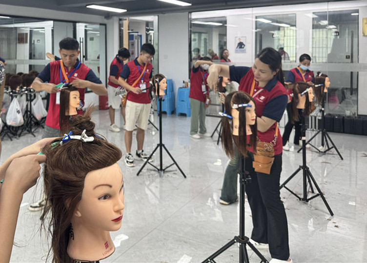 什么是挑剪？廣西美發(fā)剪發(fā)理發(fā)學(xué)校課堂講解