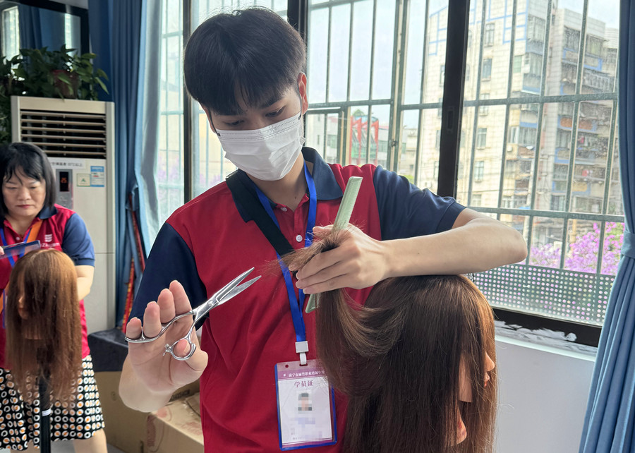 美發(fā)剪發(fā)理論知識：夾剪的剪發(fā)技巧