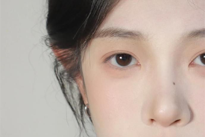 素顏女高妝容教程，南寧化妝培訓名校手把手教學