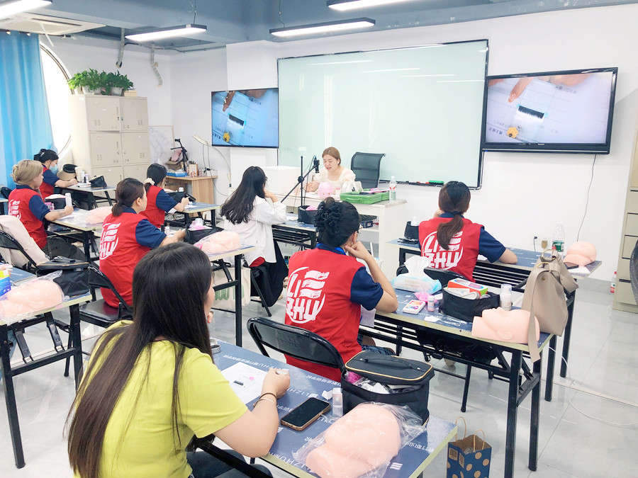 南寧美甲美睫職業(yè)學校開班，學員爆滿