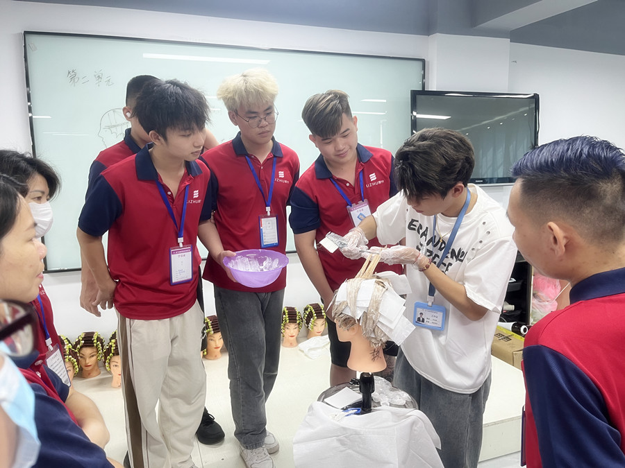 染發(fā)如何涂染膏？南寧專業(yè)燙染分享