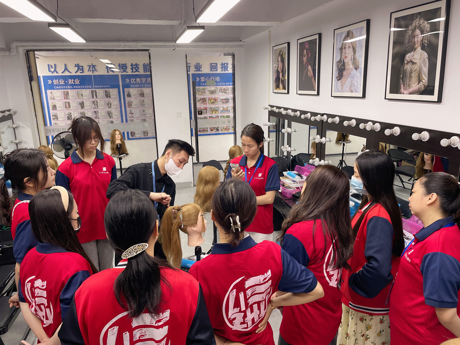 赫本頭發(fā)型手法技巧，南寧化妝發(fā)型學校分享