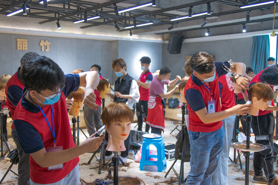 南寧美發(fā)學校如何上課？隨到隨學！