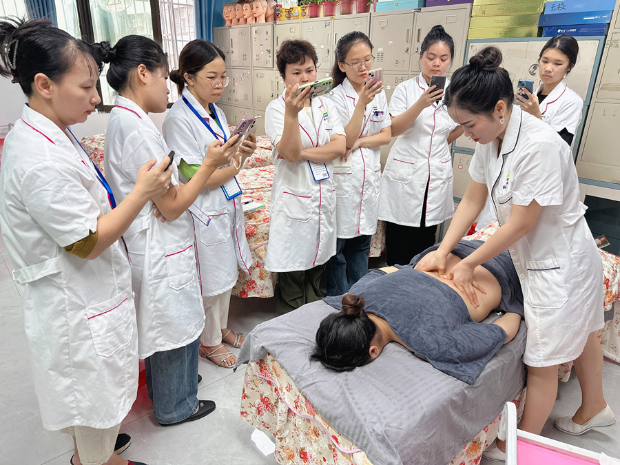 按摩腹部的好處，南寧美容美體實(shí)訓(xùn)講解