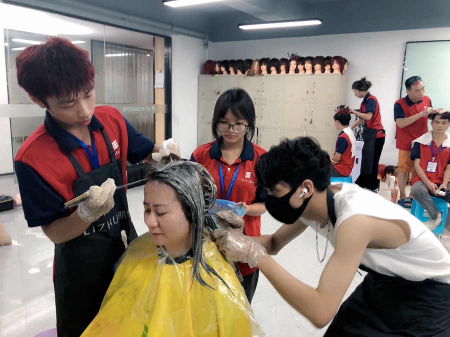 如何向顧客推薦合適的發(fā)色？南寧燙染造型學(xué)校分享