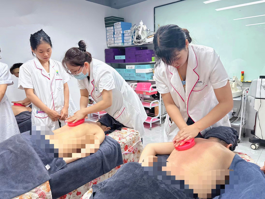 廣西美容培訓進修：按摩刷刷背的好處