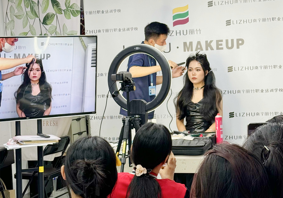 貓系造型課堂手法演示，廣西化妝高彩培訓(xùn)班課堂