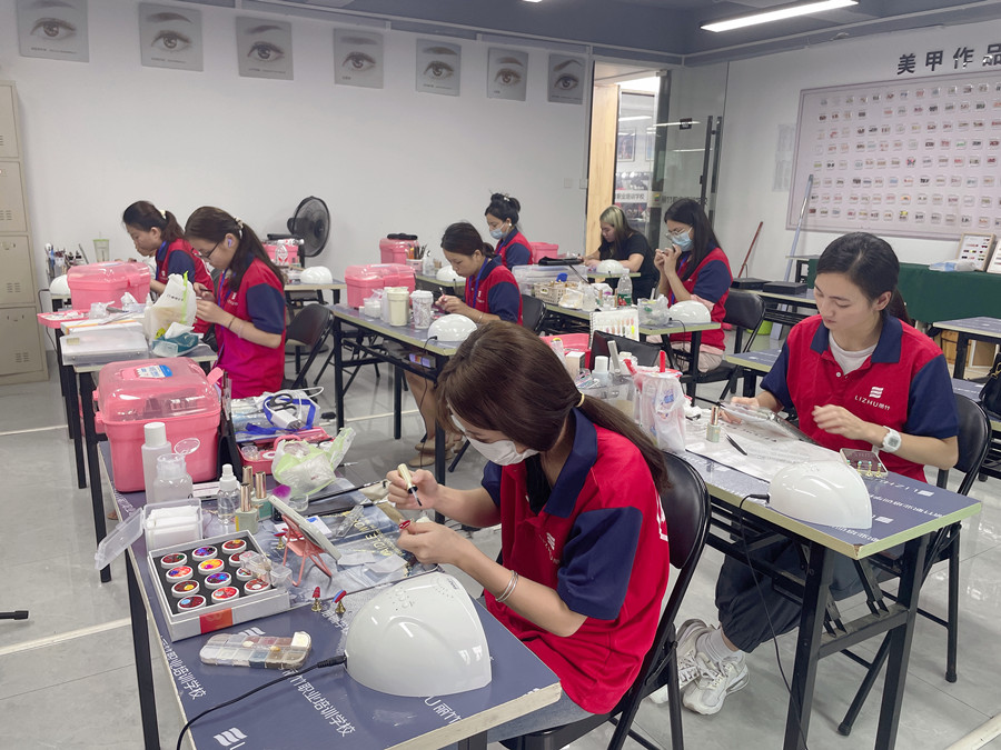 美甲基礎知識：魔鏡粉的使用