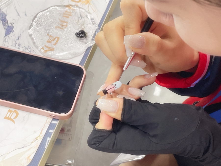 甲片的材質(zhì)和使用時(shí)間限制？南寧美甲進(jìn)修深造培訓(xùn)