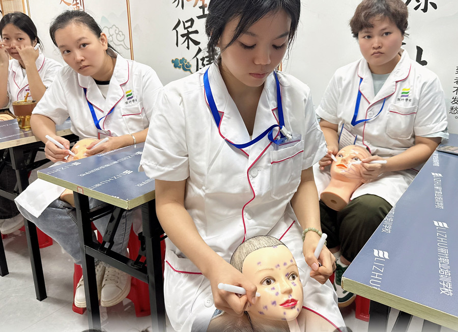 廣西美容面部護(hù)理培訓(xùn)：假頭模手法練習(xí)