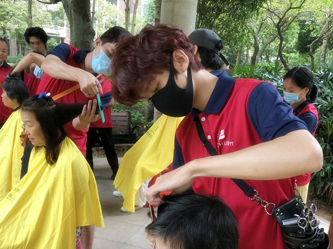 國慶送“禮”，南寧美發(fā)技術學校進行免費理發(fā)活動