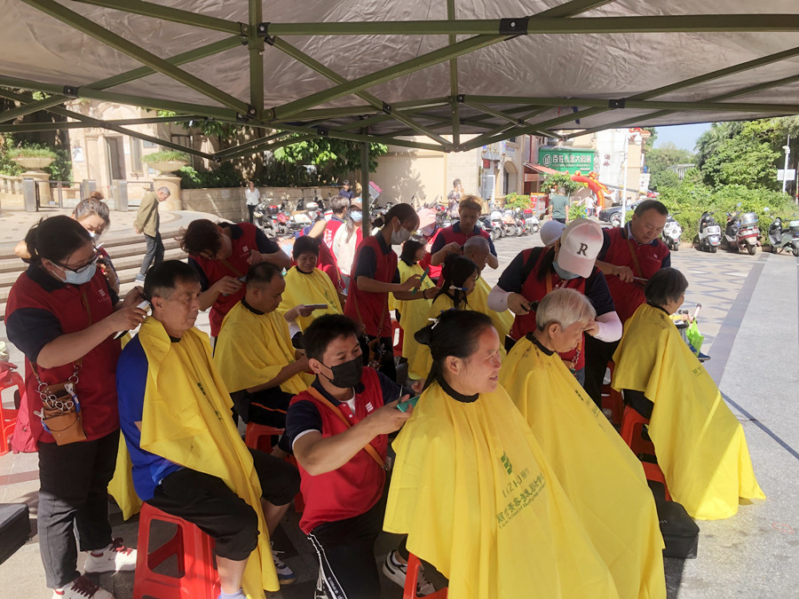 南寧美發(fā)培訓(xùn)班來普羅旺斯進(jìn)行“學(xué)雷鋒”義剪