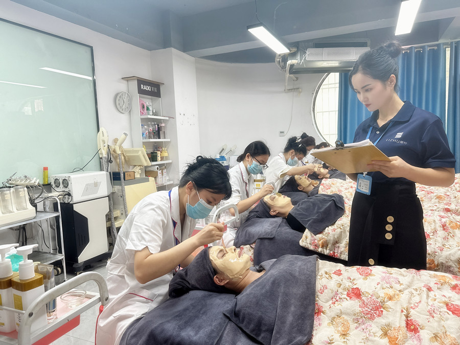 廣西美容護膚管理培訓(xùn)班面部敷軟膜考核現(xiàn)場