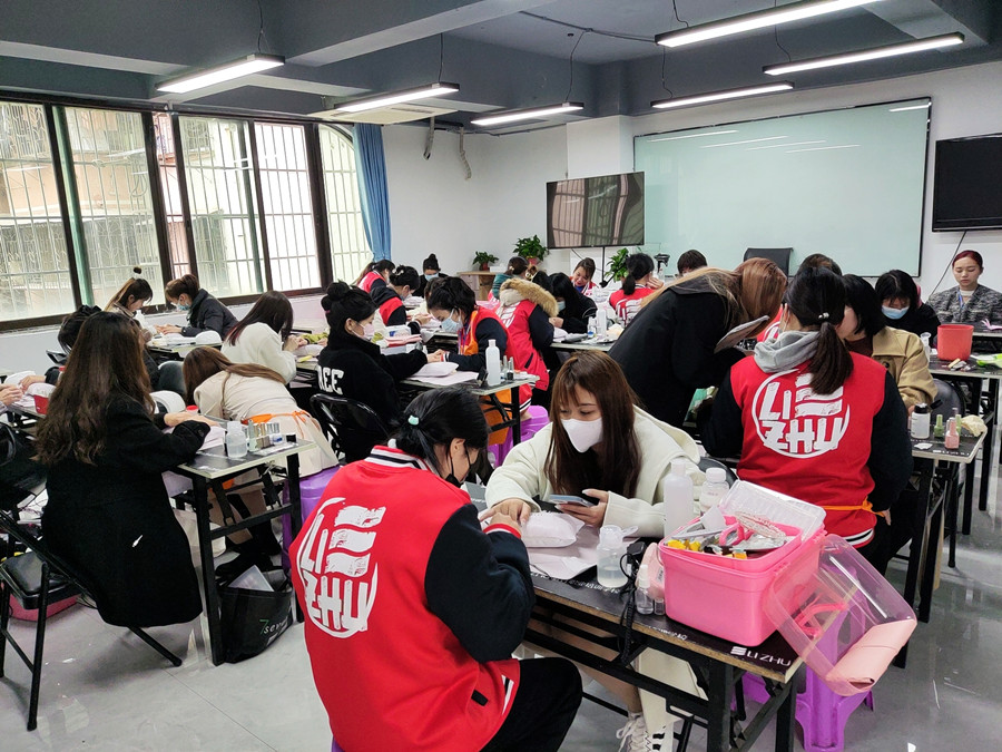 南寧美甲護(hù)理培訓(xùn)：為什么你的指甲又脆又薄？