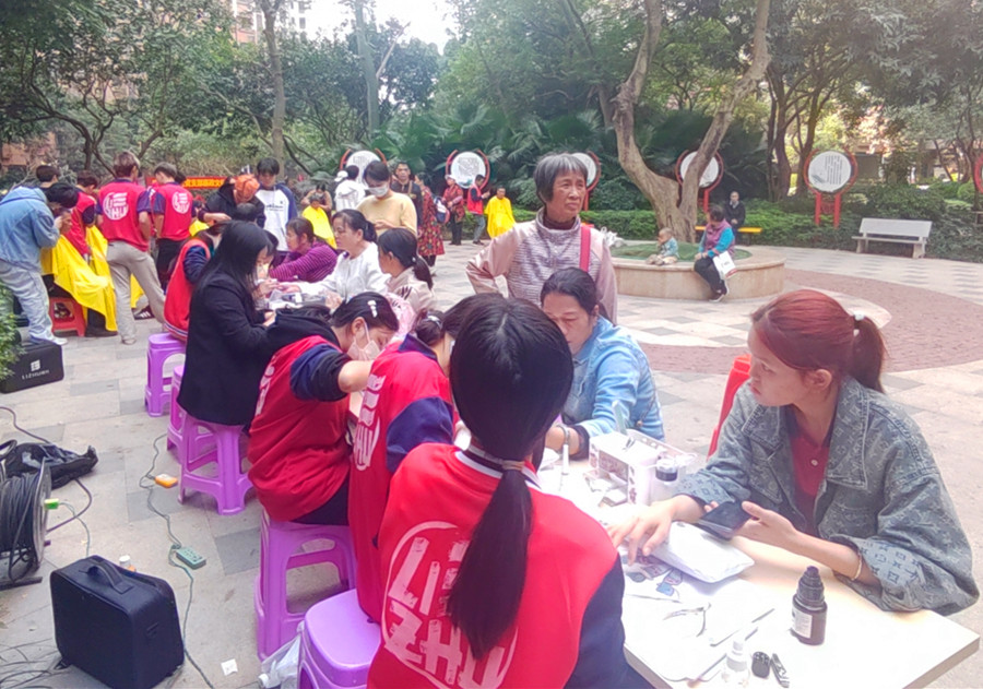 南寧美甲職業(yè)學(xué)校來(lái)到愛情海小區(qū)，為居民提供免費(fèi)美甲