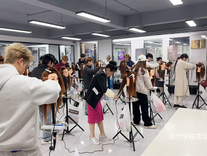 如何拉直發(fā)？南寧燙染培訓(xùn)零基礎(chǔ)