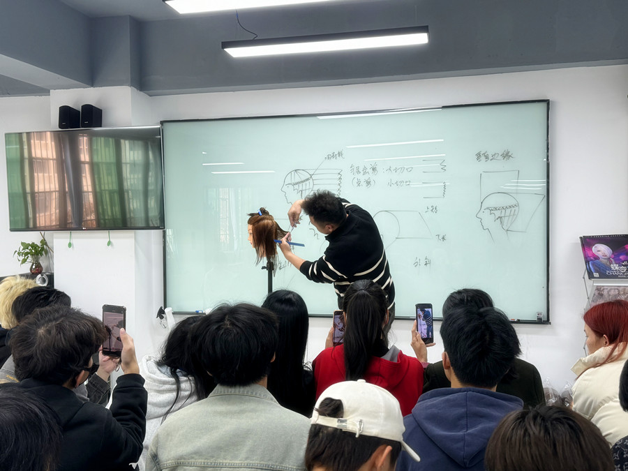 內(nèi)斜手法練習(xí)，廣西美發(fā)女士剪發(fā)培訓(xùn)