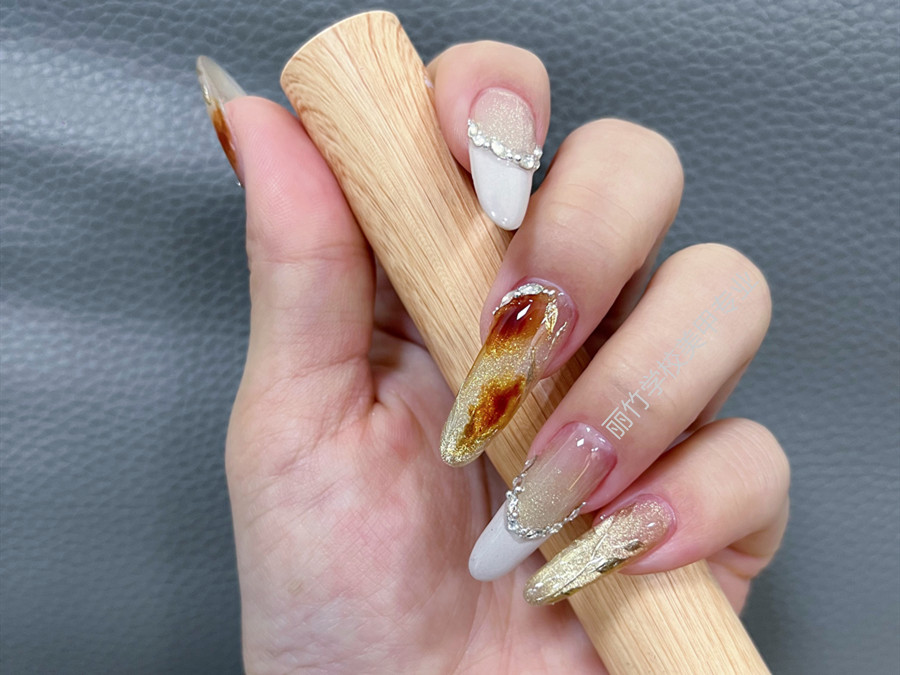 貓眼暈染美甲，廣西美甲課堂學(xué)員作品