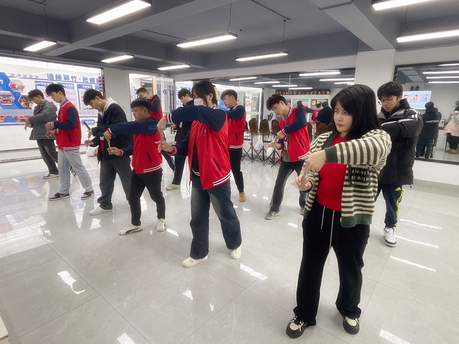 美發(fā)新手如何使用梳子？南寧美發(fā)基礎教學