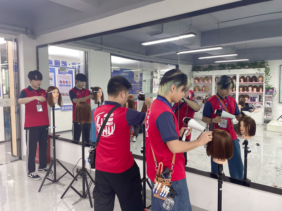 廣西學美發(fā)吹風：對吹風造型造成影響的要素