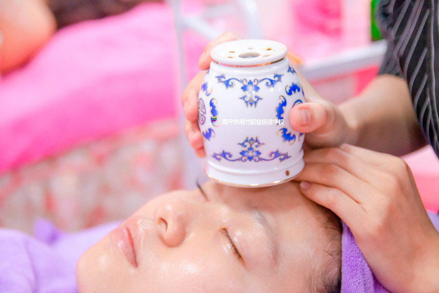 艾灸罐艾灸額頭的好處，廣西艾灸學校課程講解