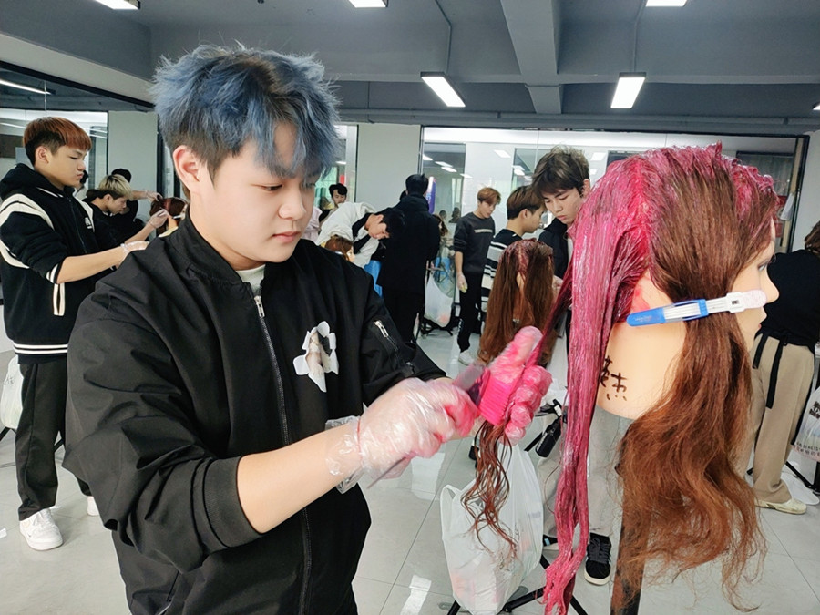 南寧燙染培訓學校課堂實訓