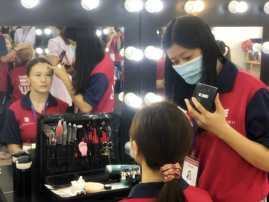 如何打造自然底妝？廣西彩妝教學(xué)基礎(chǔ)