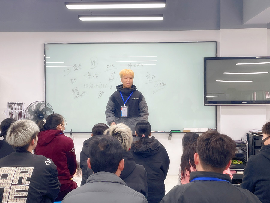 同學(xué)，歡迎來(lái)到廣西美發(fā)教育學(xué)校